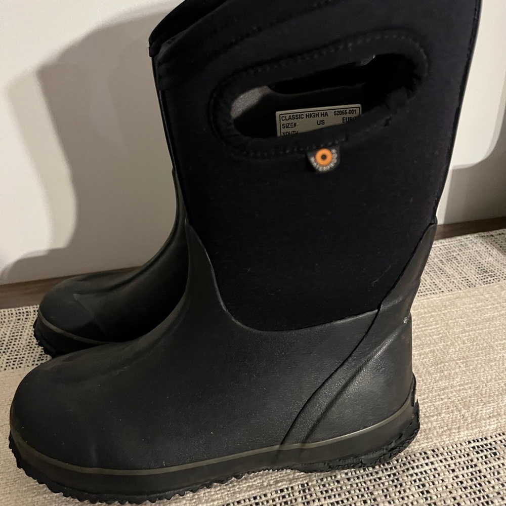 Bogs youth size 4